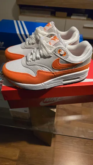 Nike Air Max 1 Naranja y Blanco