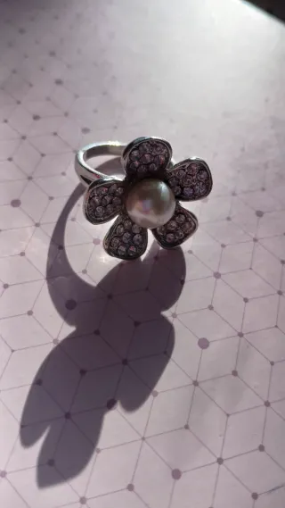Elegante anillo con diseño de flor.