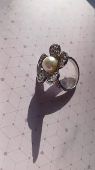 Elegante anillo con diseño de flor.