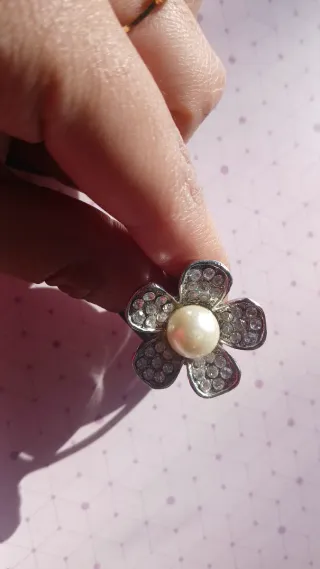 Elegante anillo con diseño de flor.