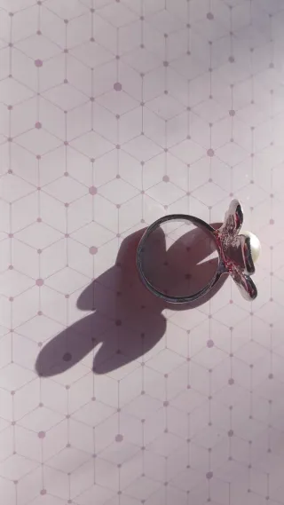 Elegante anillo con diseño de flor.