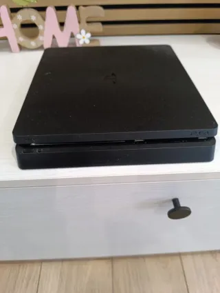 PS4 Slim 500gb con 1 joystick + Pes 2021 + F1 2020