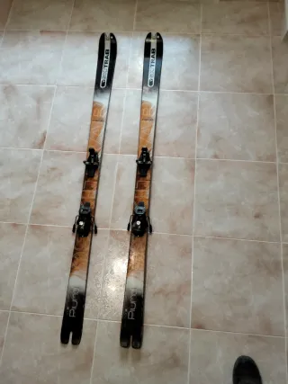 Esquís de travesía Skitrab con fijaciones