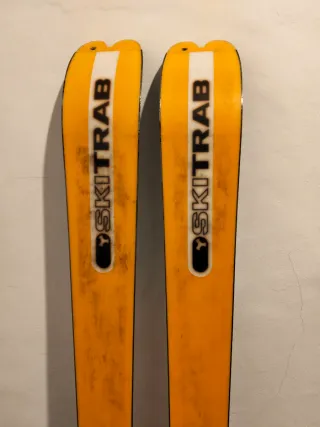 Esquís de travesía Skitrab con fijaciones