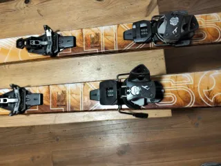 Esquís de travesía Skitrab con fijaciones