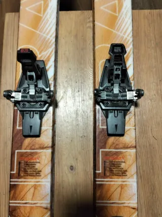 Esquís de travesía Skitrab con fijaciones