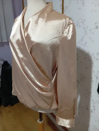 Blusa elegante raso dorada talla XL