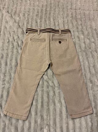 Pantalón niño beige con cinturón