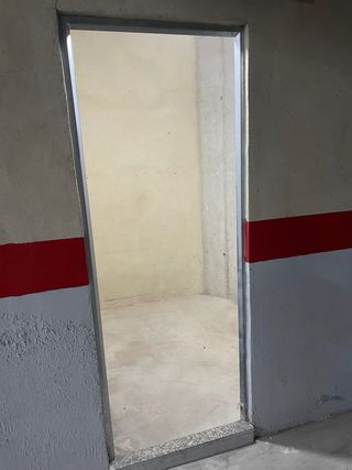 Plaza de garaje con trastero