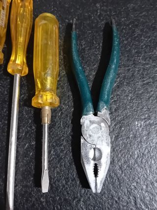 Juego de destornilladores y alicates