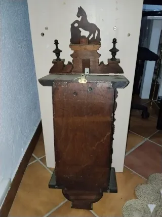 Reloj de péndulo antiguo de cuerda