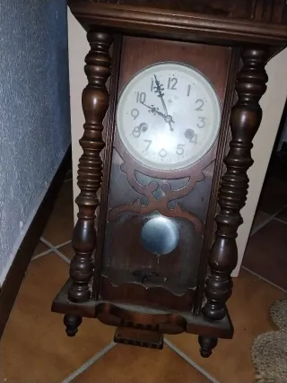 Reloj de péndulo antiguo de cuerda