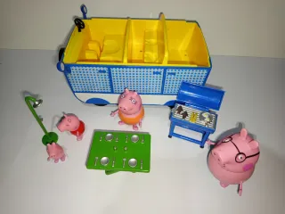 Autocaravana y Familia Peppa Pig