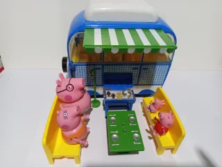 Autocaravana y Familia Peppa Pig