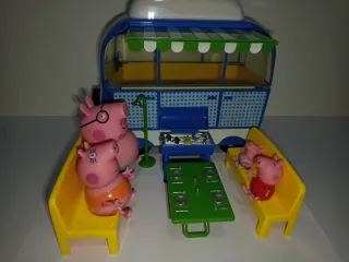 Autocaravana y Familia Peppa Pig