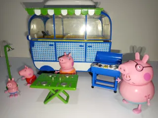 Autocaravana y Familia Peppa Pig