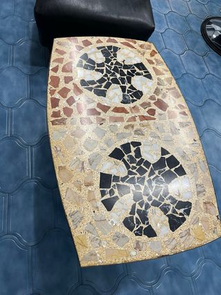 Mesa de centro de piedra y metal