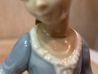 Figura de porcelana niña con perro