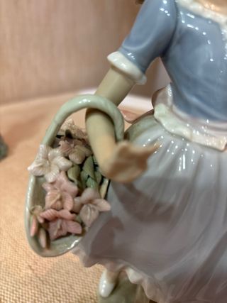 Figura de porcelana niña con perro