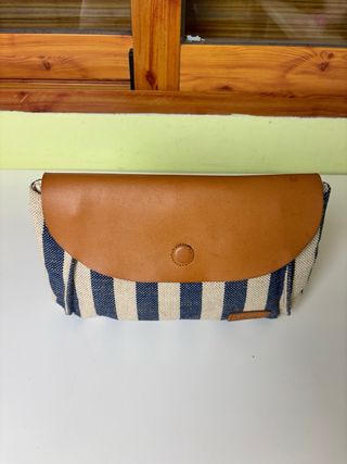 Bolso Levi’s de mano lona rayas con solapa