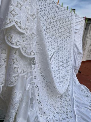 Colcha antigua bordada ESTRELLAS O FLORES