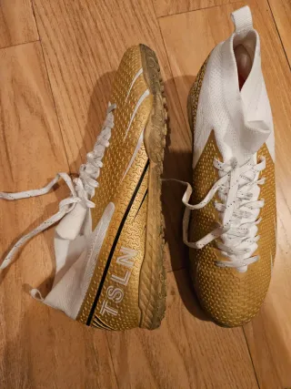 Botines Fútbol Multitaco Dorados y Blancos