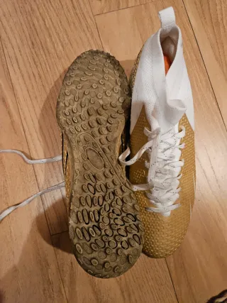 Botines Fútbol Multitaco Dorados y Blancos