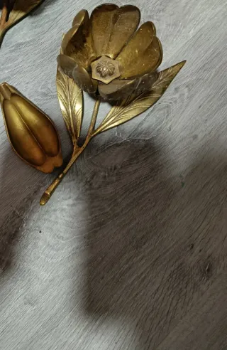 Flor de metal dorada vintage