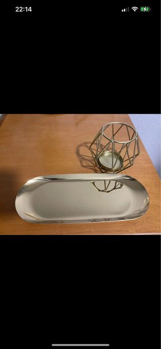 Piatto dorato e portacandele in metallo