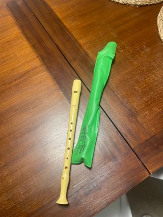 Flauta dulce amarilla con funda