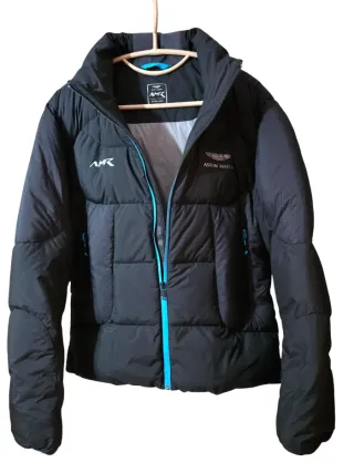 Plumas Hackett London AMR Aston Martin