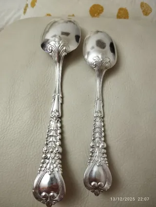 Juego de cubiertos de plata antiguos.