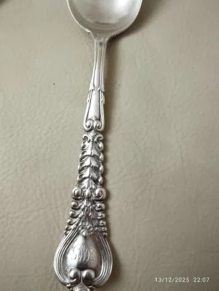 Juego de cubiertos de plata antiguos.