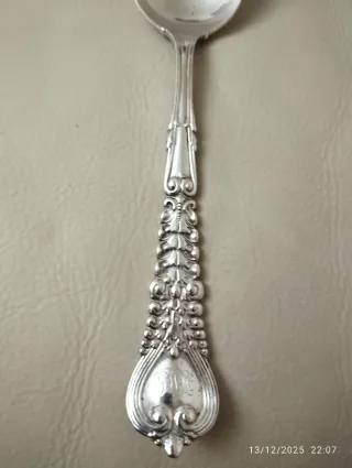 Juego de cubiertos de plata antiguos.