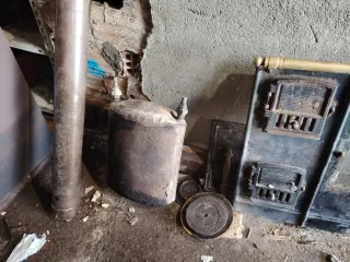 Cocina de leña antigua con calderín