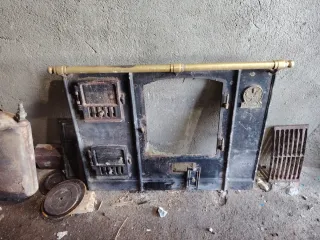 Cocina de leña antigua con calderín