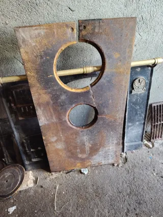 Cocina de leña antigua con calderín