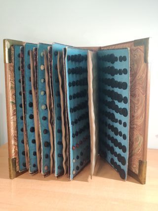 Libro antiguo con botones