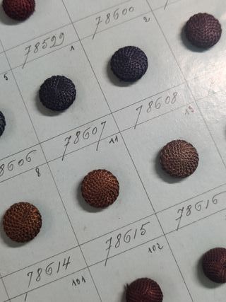 Libro antiguo con botones