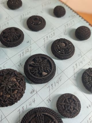 Libro antiguo con botones