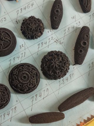 Libro antiguo con botones