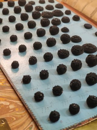 Libro antiguo con botones