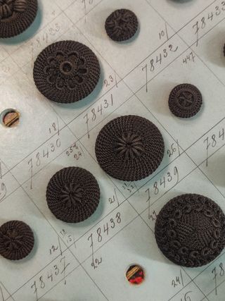 Libro antiguo con botones