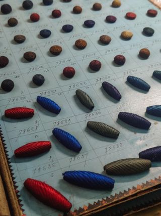 Libro antiguo con botones