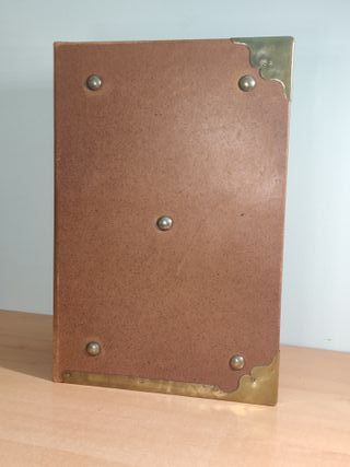 Libro antiguo con botones