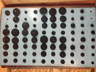 Libro antiguo con botones