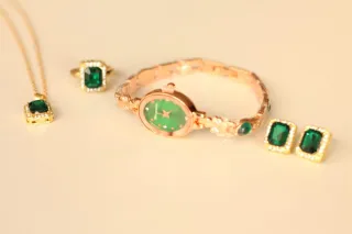 Reloj mujer y set joyas esmeralda.