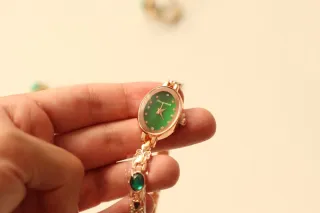 Reloj mujer y set joyas esmeralda.