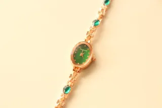 Reloj mujer y set joyas esmeralda.