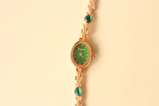 Reloj mujer y set joyas esmeralda.